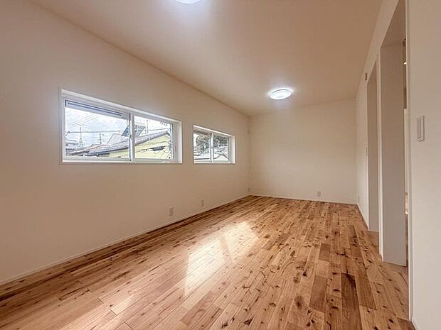 窓から光が入り、明るく心地よい空間です♪