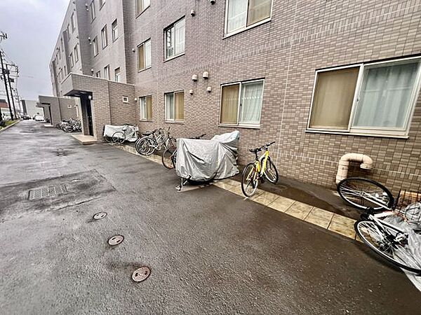 【駐輪場】敷地内に駐輪スペースを完備。通勤や通学、お買い物にも便利で、自転車を利用するご家族も安心