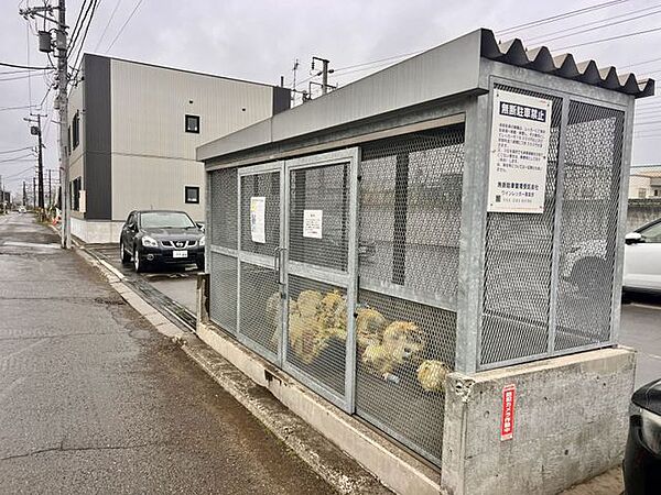 【ゴミステーション】敷地内ゴミステーションを備え、忙しい朝もスムーズ。