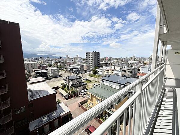 7階部分から広がる開放的な眺望。遠くの山並みや空の表情を身近に感じながら暮らせる贅沢なロケーション。