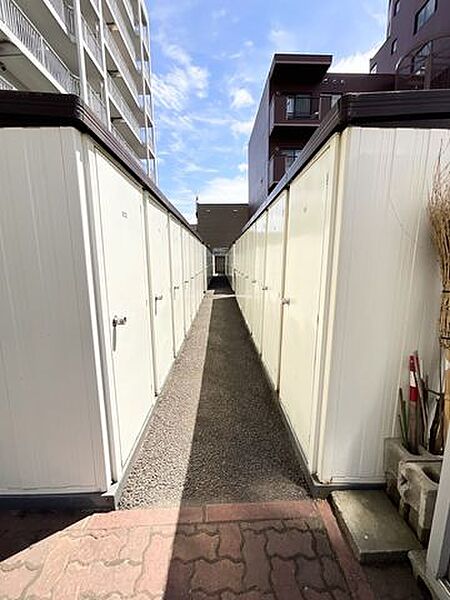 【トランクルーム】季節用品やアウトドア用品などを収納できるトランクルーム付き。