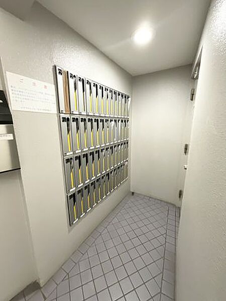 【郵便ポスト】整理された集合ポストスペースは管理状態の良さを感じられる共用部。