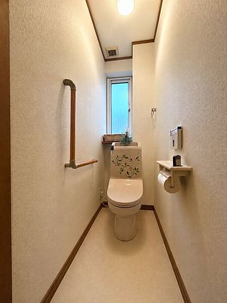 【トイレ】※写真はCG加工を施しています。窓から自然光が差し込む明るく清潔感のあるトイレ。
