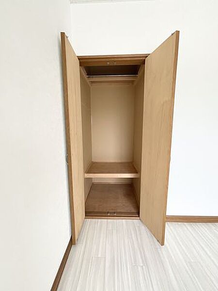 【西側洋室収納】ハンガーパイプ付きのクローゼットを備え、衣類を掛けたまま美しく収納できます。