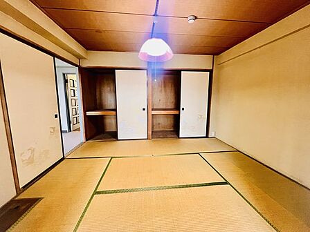 【和室6帖】押入収納を備えた和室は、布団や季節用品をすっきり収納できる実用的な空間。