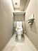 トイレ：【トイレ】温水洗浄便座付きトイレを新規交換。落ち着いたアクセントクロスが空間に上質感を添えています