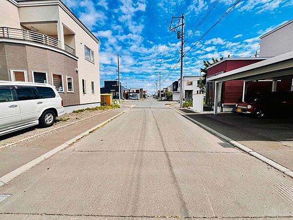 【前面道路】ゆとりある道路に面した開放感を感じられる街並み。