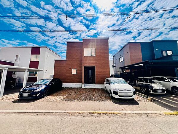 【外観】前面道路からも存在感を放つ端正なファサード。