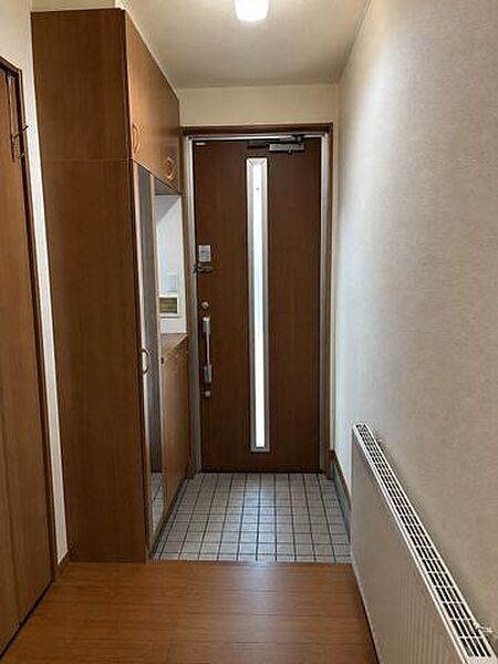 【玄関】※CG加工を施しています縦長スリット窓から光がやさしく差し込み、明るく清潔感のある空間。