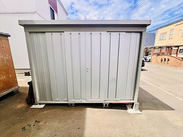 【物置】屋外物置を備えており、タイヤや季節用品、アウトドア用品までしっかり収納