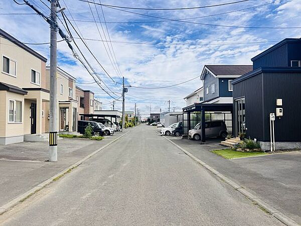 【前面道路】前面道路は約8mとゆとりがあり、お車のすれ違いや駐車もスムーズ。