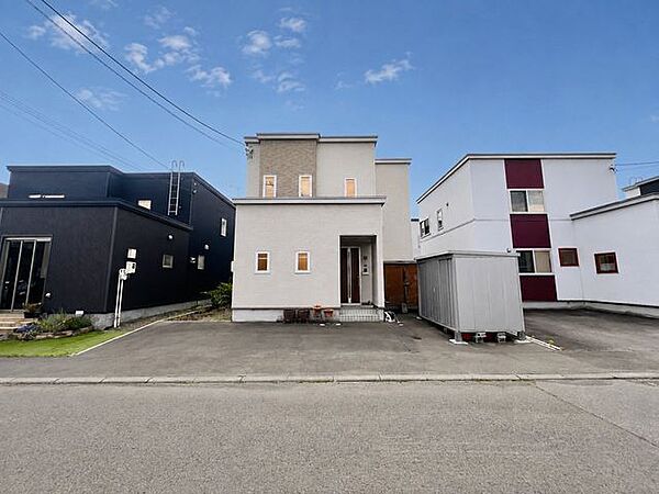 【外観】落ち着いた住宅街に佇む、平成24年築の4LDK。