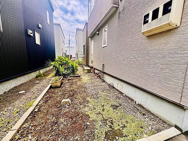 【庭】住まいの横にはガーデニングや家庭菜園を楽しめるスペースを確保。