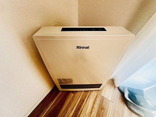 【暖房機】冬の暮らしに欠かせない暖房設備を備えています。