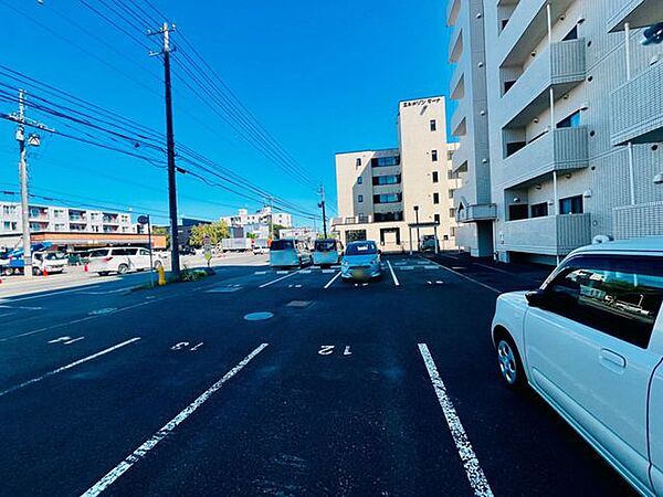 【駐車場】敷地内駐車スペース。お車を利用するご家庭にも嬉しい住環境です。