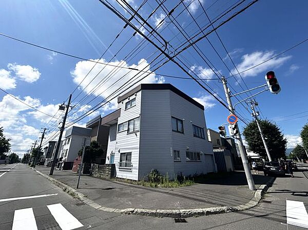 【土地写真】スーパーまで徒歩2分、コンビニまで徒歩4分と日常生活が快適な立地です。