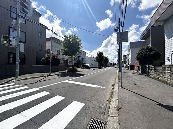 【前面道路】建物解体後更地渡しとなる約55坪の土地です。建築条件はありません。
