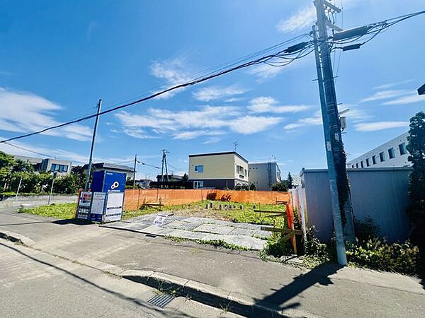 【外観】敷地内にはお車を最大3台駐車可能です！前面道路は幅12メートルと広々としています！