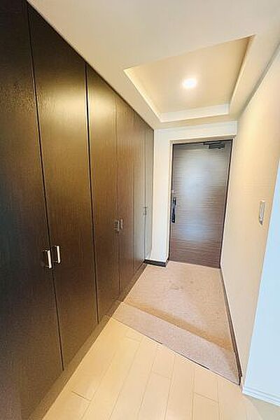 【玄関】※CG加工で家具消していますダークトーンの建具と光沢ある床が美しく調和した玄関。