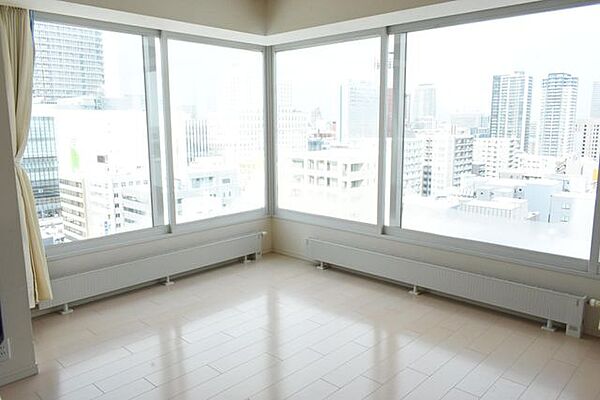 【リビング】（2021年2月撮影）窓から光がたっぷり注ぎ、街の景色を背景に、穏やかな時間が流れます