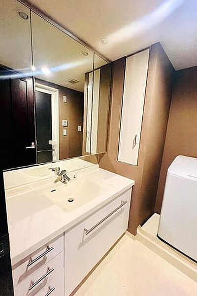 【洗面台】※CG加工で家具消しています大きなミラーが印象的な洗面台。