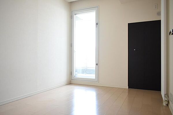 【洋室5.4帖】（2021年2月撮影）やわらかな光が差し込む洋室。