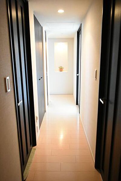 【廊下】（2021年2月撮影）やわらかな照明が導く廊下は、落ち着きと上質さを感じるアプローチ。