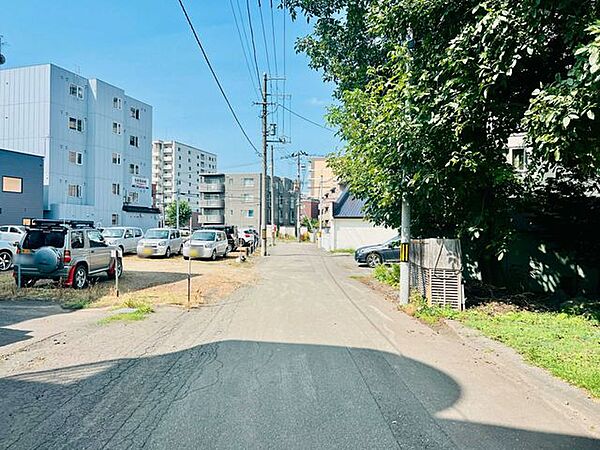 【前面道路】南西側は幅員約5.45mの公道に接し、間口はゆとりある約21.31m。