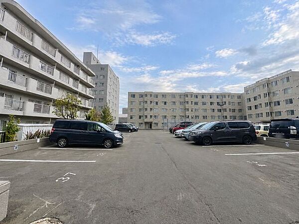 【駐車場】敷地内には平置きの駐車スペースを確保。