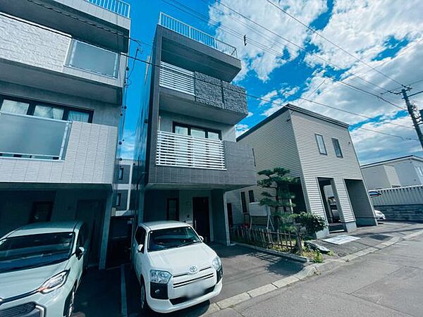【外観】バルコニーや屋上を備え、都市の暮らしに開放感をプラス。