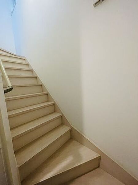 【階段】白を基調としたシンプルな階段は、住まいの各フロアをつなぐすっきりとした空間。