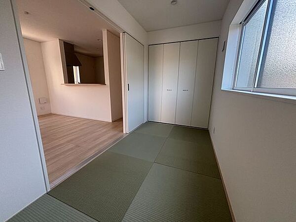 くつろぎ空間として使える4帖の和室付き。