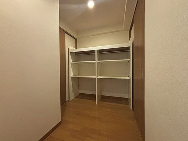 ファミリークローゼット付き。衣類や荷物の収納にご活用ください！