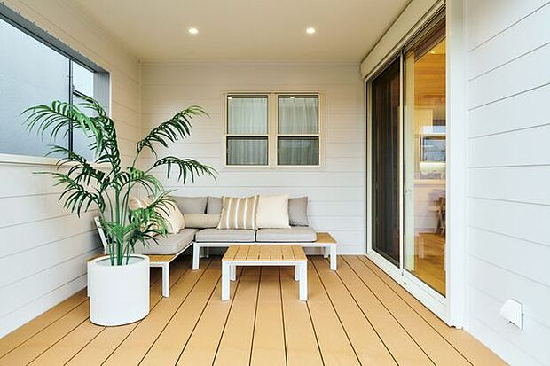 室内からの連続性が生む、圧倒的な開放感。もう一つのリビングとして大活躍するインナーバルコニー。