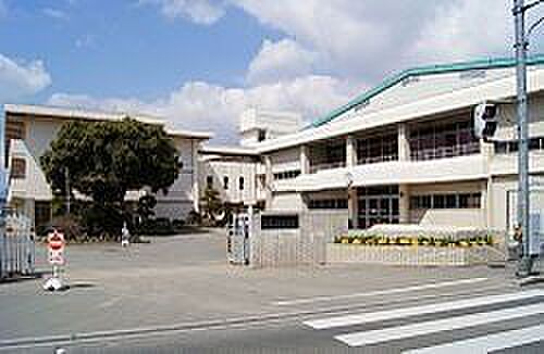 菊陽町立武蔵ケ丘小学校 713m