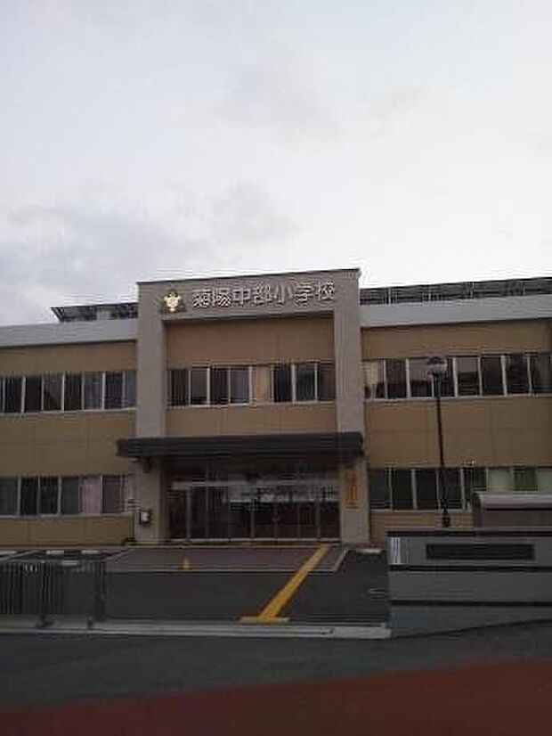 菊陽町立菊陽中部小学校 864m