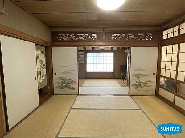 手前から奥まで畳が続く「続き間（つぎま）」の構造は、和風建築ならではの贅沢な開放感を与えます。