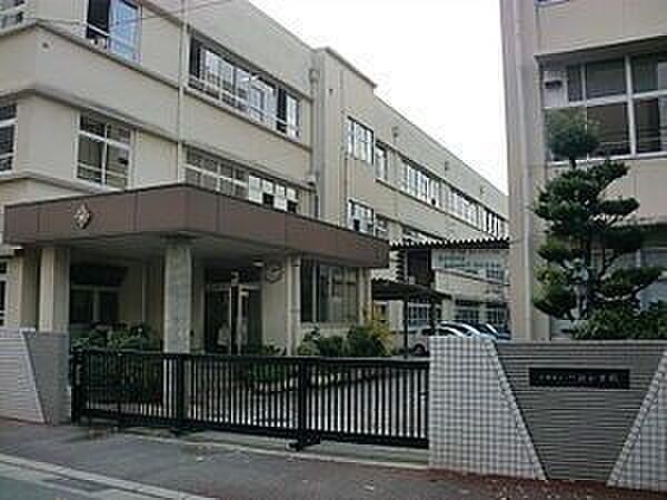 熊本市立一新小学校 712m