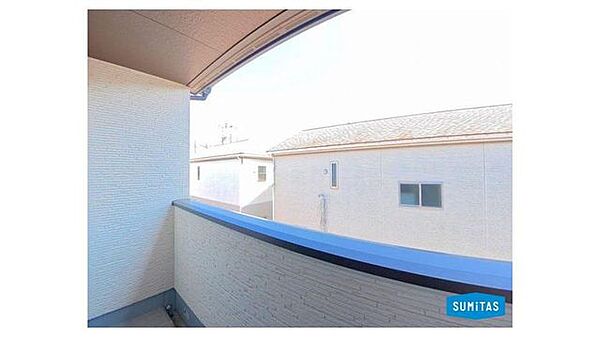 陽光がたっぷり降り注ぐ明るいバルコニー。お天気の良い日は洗濯物やお布団もカラッと乾きそうです