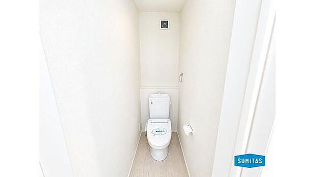 ご家族が多い朝の身支度や来客時にも重宝する、便利な2カ所目の温水洗浄便座付きトイレです