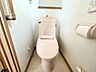 トイレ：【2階トイレ】2階のトイレは明るくやさしい印象でまとめられた清潔感あふれる室内。