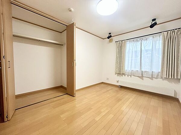 2階　洋室6帖