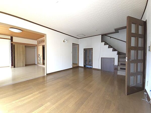 【リビング】建物約45坪のゆとりを活かした設計で、大きな家具を置いてもゆったりと寛げる