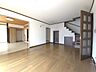 リビング/ダイニング：【リビング】建物約45坪のゆとりを活かした設計で、大きな家具を置いてもゆったりと寛げる