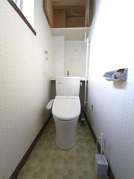 【1階トイレ】1階には寒い日も快適に使用できる温水洗浄便座を完備しています。