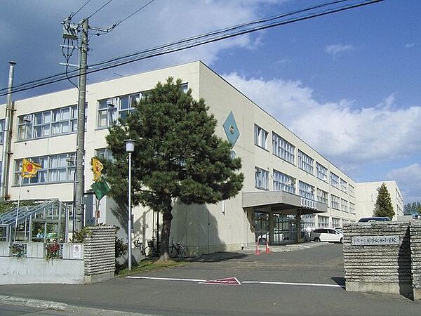 札幌市立新琴似西小学校 640m