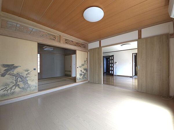 【1階洋室(1)】リビングや和室と隣接し、扉を開放することで一体感のある大空間として活用可能です。