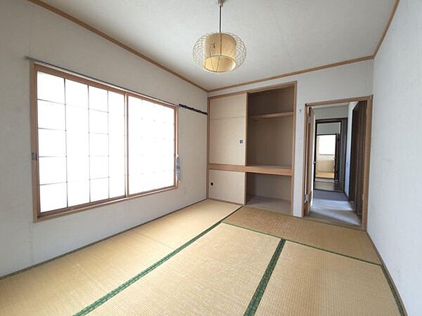 【2階西側和室】北西・北東側の窓から温かい光が入り込む、開放感のある和室です。