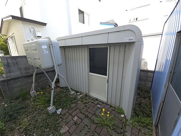 【物置】屋外収納に便利な物置付き 。ガーデニング用品や季節物の片付けに便利です。