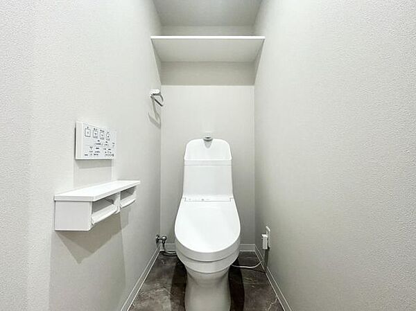 【トイレ】温水洗浄機能を搭載した多機能トイレを設置。